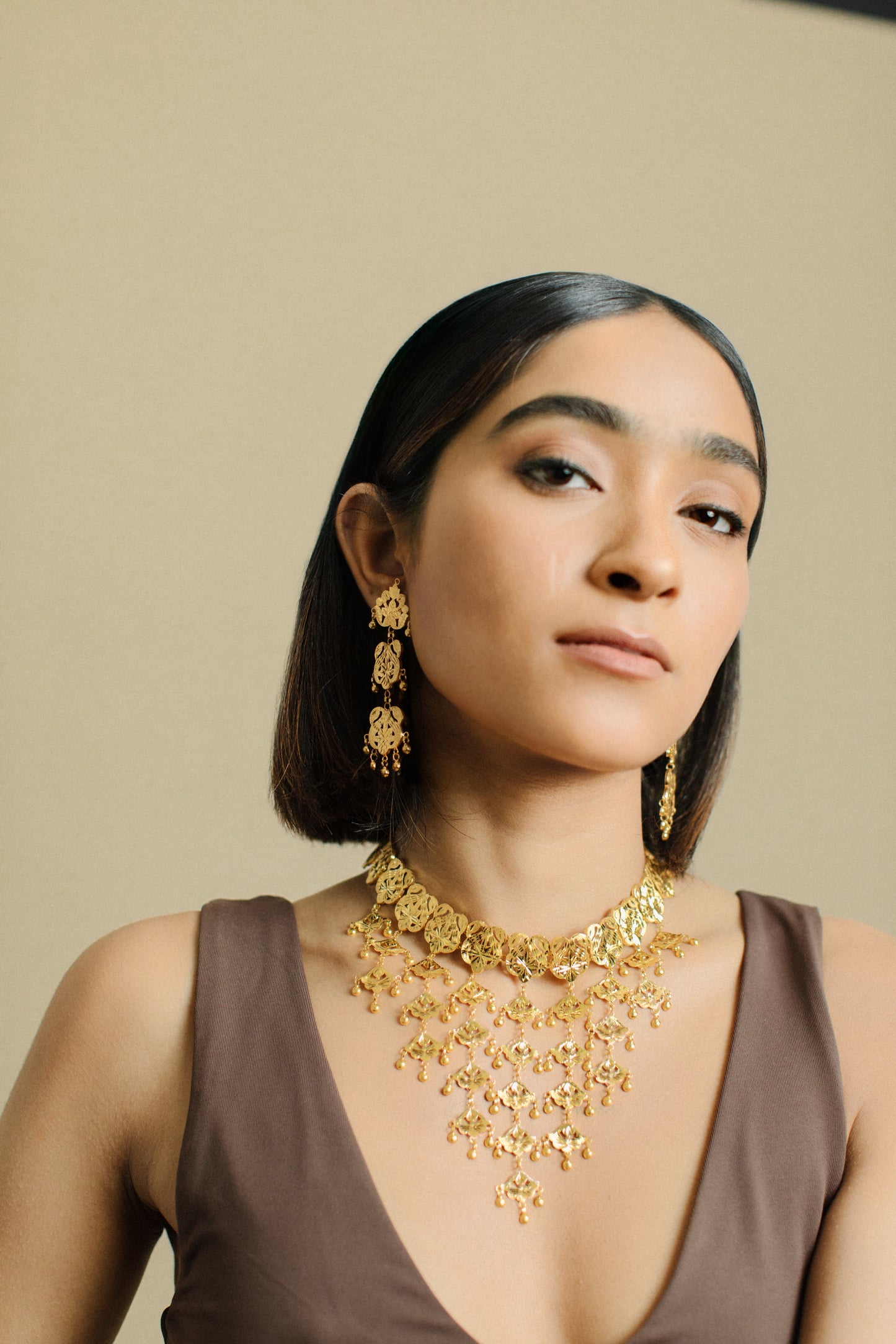 
                  
                    Santi Classic Double Swan Women's Classic Necklace and Drop Earrings in 22k Gold
                  
                