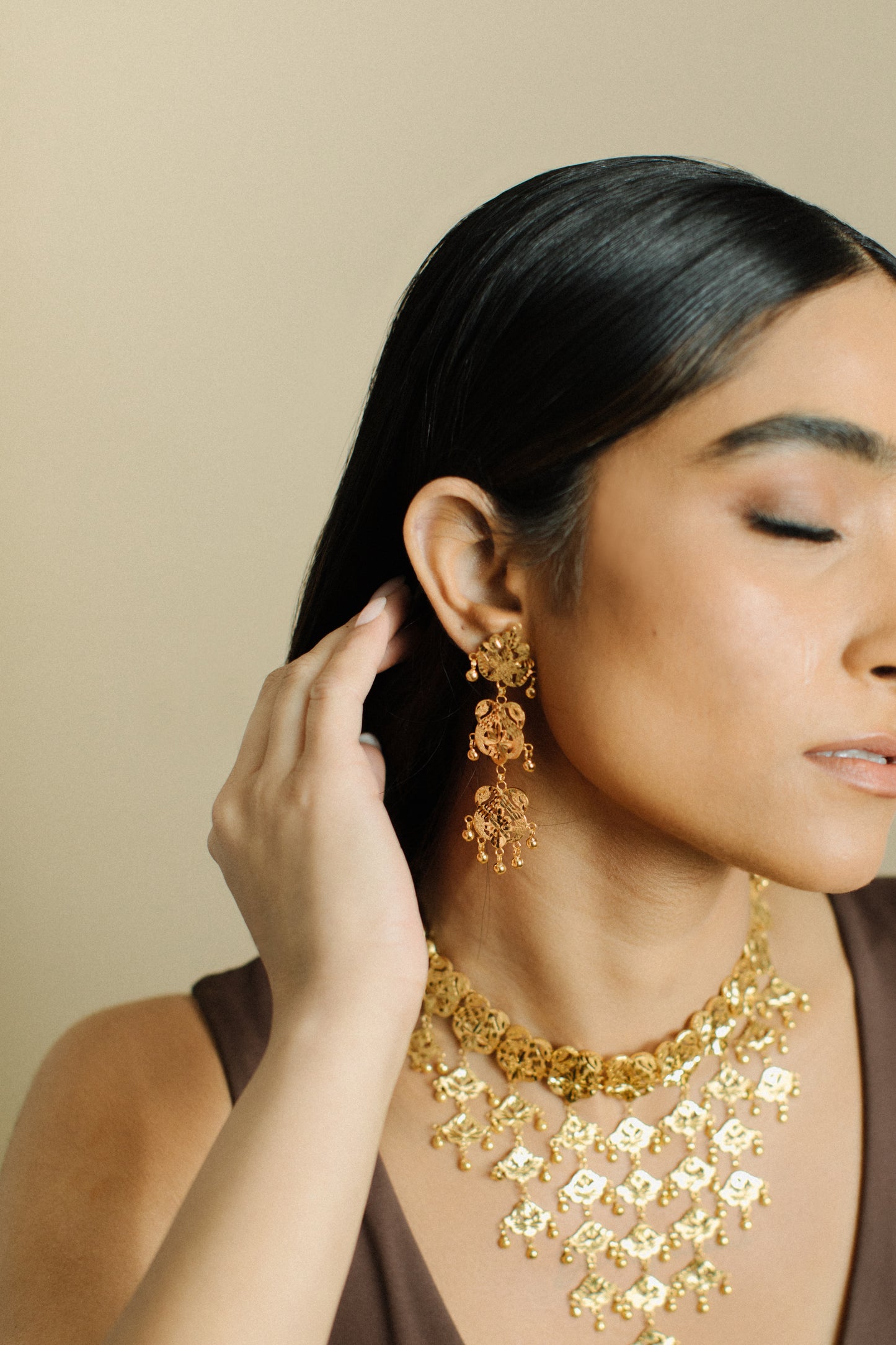 
                  
                    Santi Classic Double Swan Women's Classic Necklace and Drop Earrings in 22k Gold
                  
                